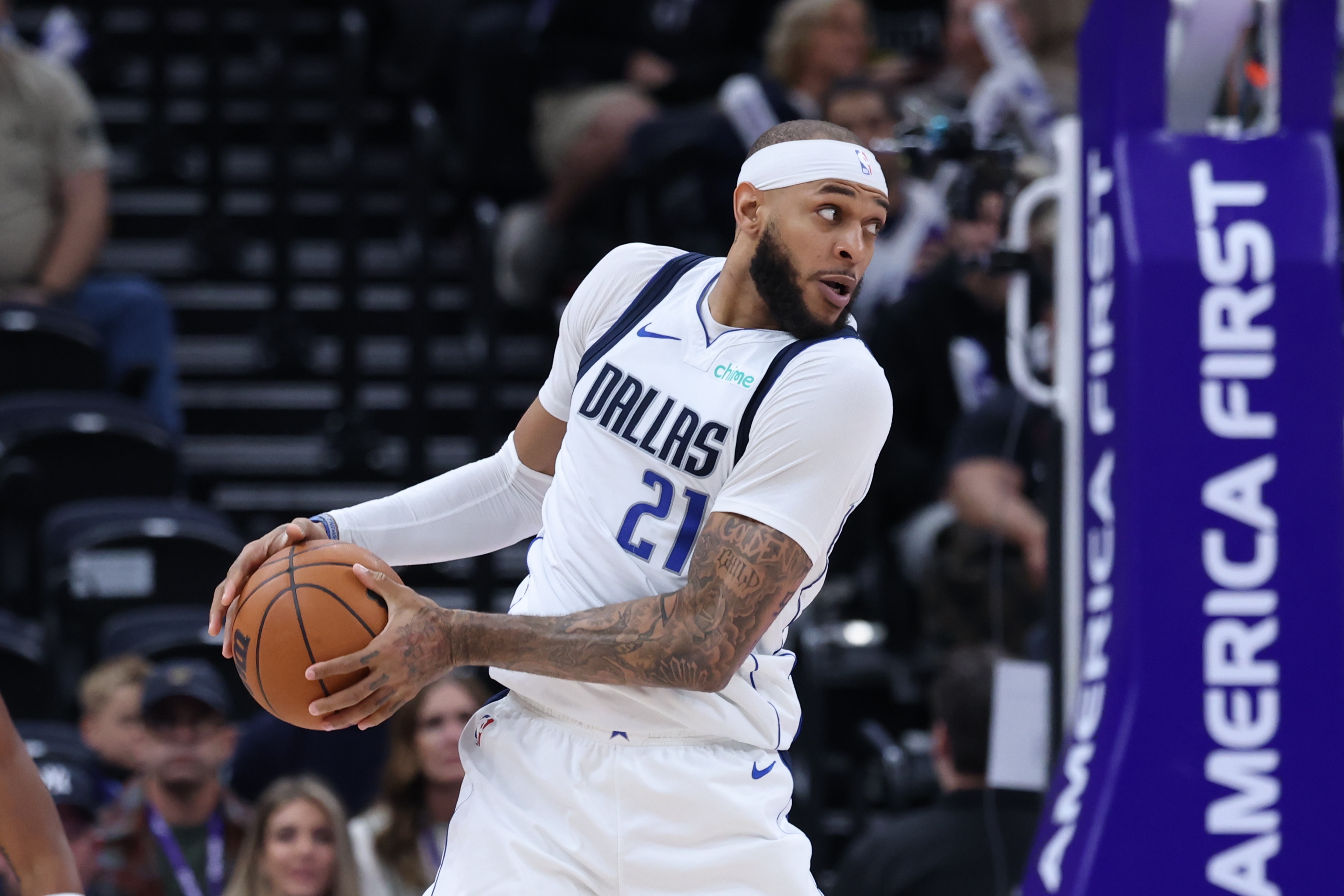 开云下载-美记：各队逐渐放弃追求浓眉 他的队友加福德成了最具吸引力内线